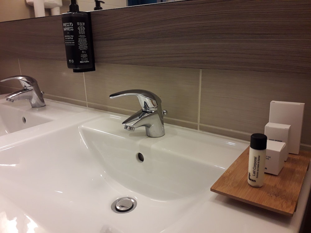 Habitación con camas individuales del hotel Ibis Styles Melun. Foto 8