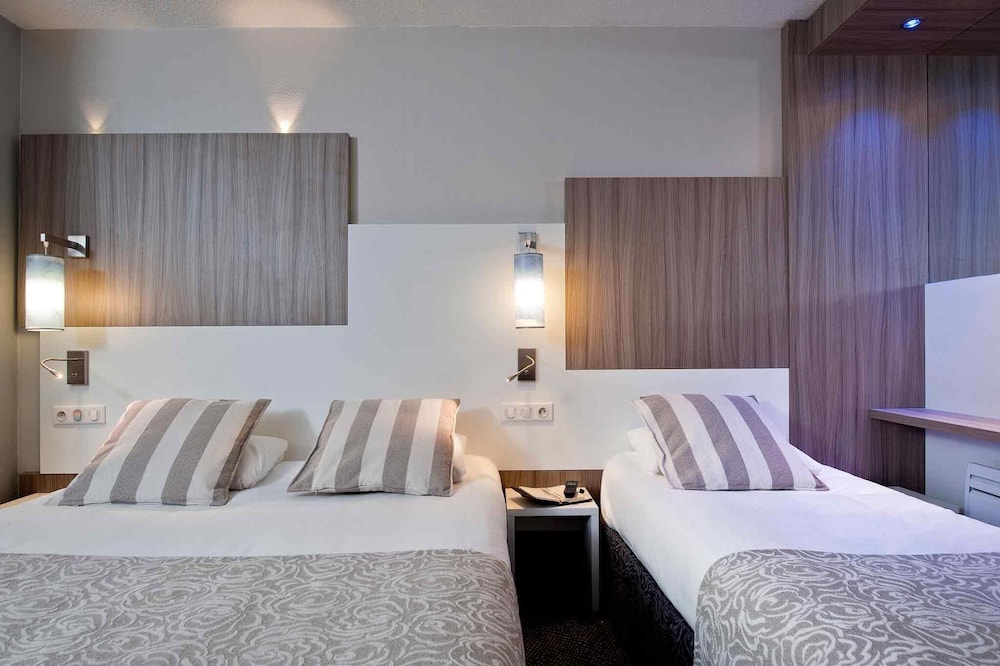 Habitación con 1 cama doble y 1 cama individual del hotel Ibis Styles Melun. Foto 4