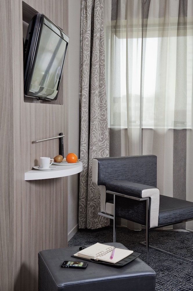 Habitación con 1 cama doble y 1 cama individual del hotel Ibis Styles Melun. Foto 8