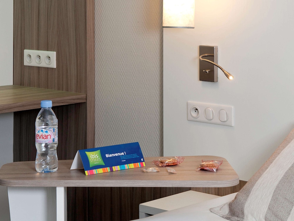 Habitación con 1 cama doble y 1 cama individual del hotel Ibis Styles Melun. Foto 9
