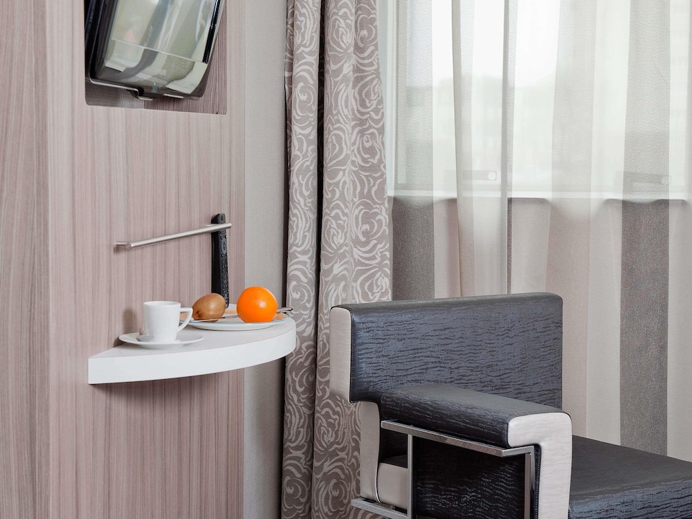 Suite con 1 cama doble y camas individuales del hotel Ibis Styles Melun. Foto 1