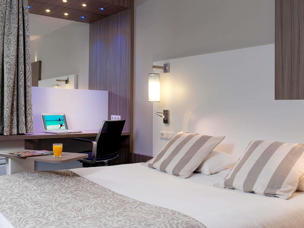 Suite con 1 cama doble y camas individuales del hotel Ibis Styles Melun. Foto 3