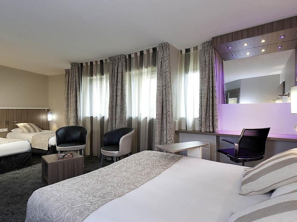 Suite con 1 cama doble y camas individuales del hotel Ibis Styles Melun. Foto 4