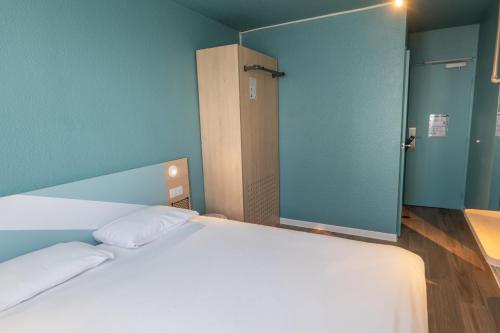 Esta habitación triple cuenta con 1 cama doble y 1 cama individual del hotel Ibis Budget Brest Sud Plougastel