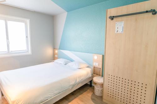 Esta habitación triple cuenta con 1 cama doble y 1 cama individual del hotel Ibis Budget Brest Sud Plougastel. Foto 3