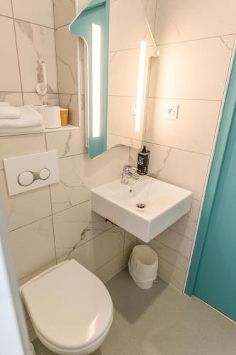 Esta habitación triple cuenta con 1 cama doble y 1 cama individual del hotel Ibis Budget Brest Sud Plougastel. Foto 5