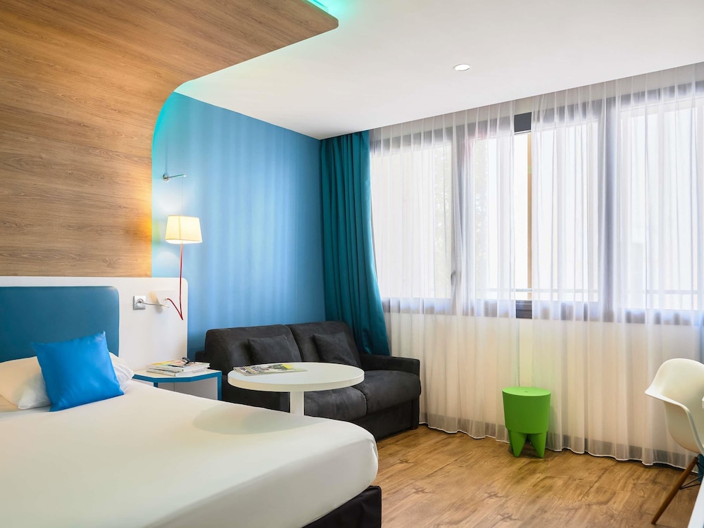 Habitación familiar estándar con una cama doble y un sofá - cama doble del hotel Ibis Styles Montelimar Centre