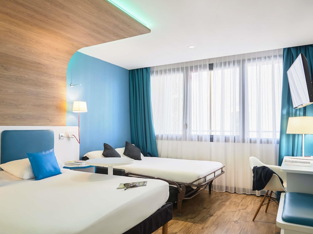 Habitación familiar estándar con una cama doble y un sofá - cama doble del hotel Ibis Styles Montelimar Centre. Foto 1