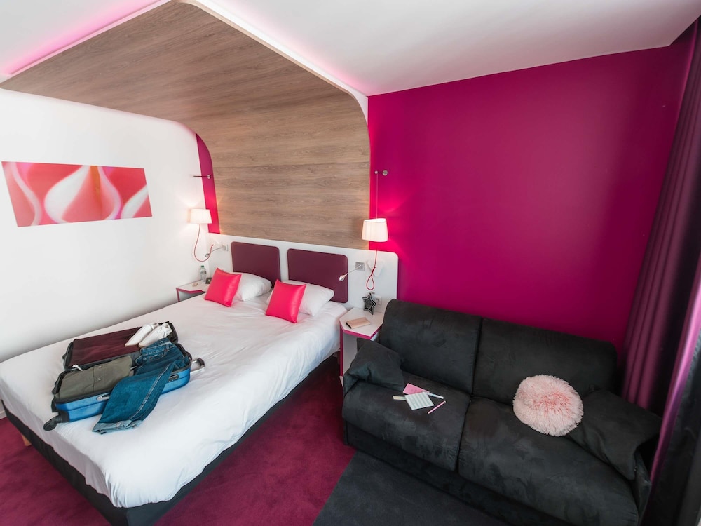 Habitación familiar estándar con una cama doble y un sofá - cama doble del hotel Ibis Styles Montelimar Centre. Foto 2