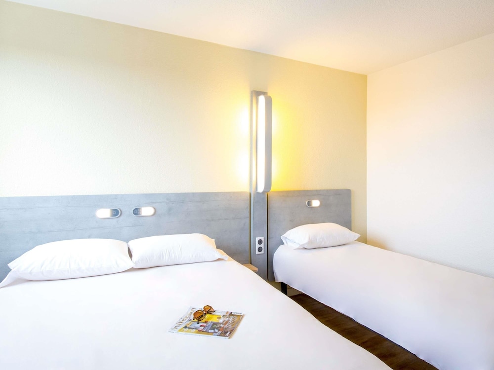 TRIPLE - Habitación con una cama grande y una cama individual del hotel Ibis Budget Fréjus Saint-raphaël Centre Et Plage