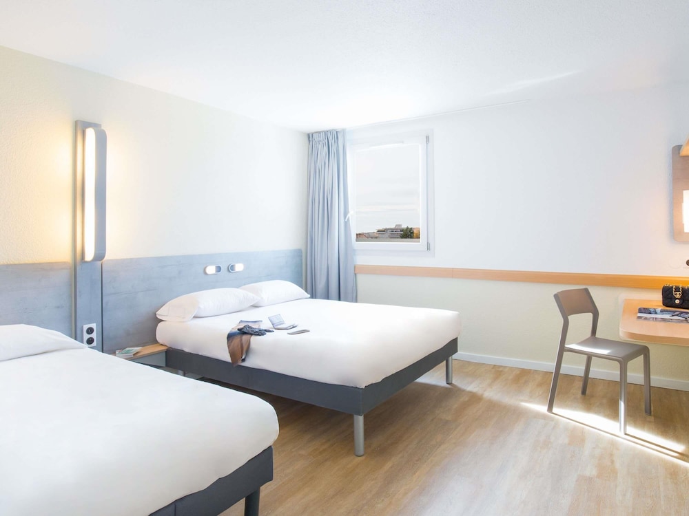 TRIPLE - Habitación con una cama grande y una cama individual del hotel Ibis Budget Fréjus Saint-raphaël Centre Et Plage. Foto 7