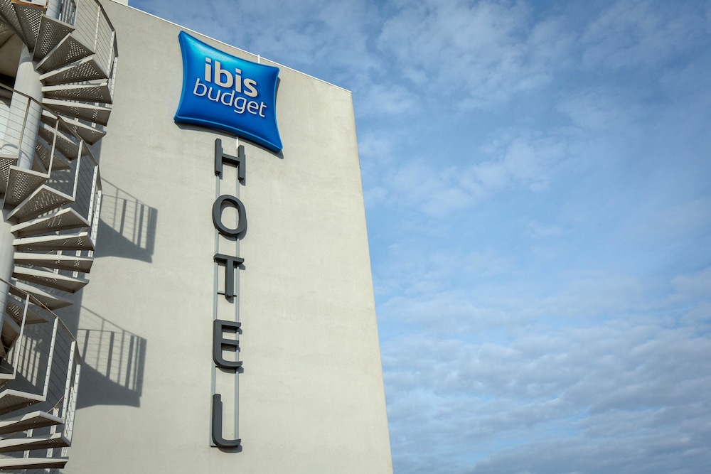 TRIPLE - Habitación con una cama grande y una cama individual del hotel Ibis Budget Fréjus Saint-raphaël Centre Et Plage. Foto 12