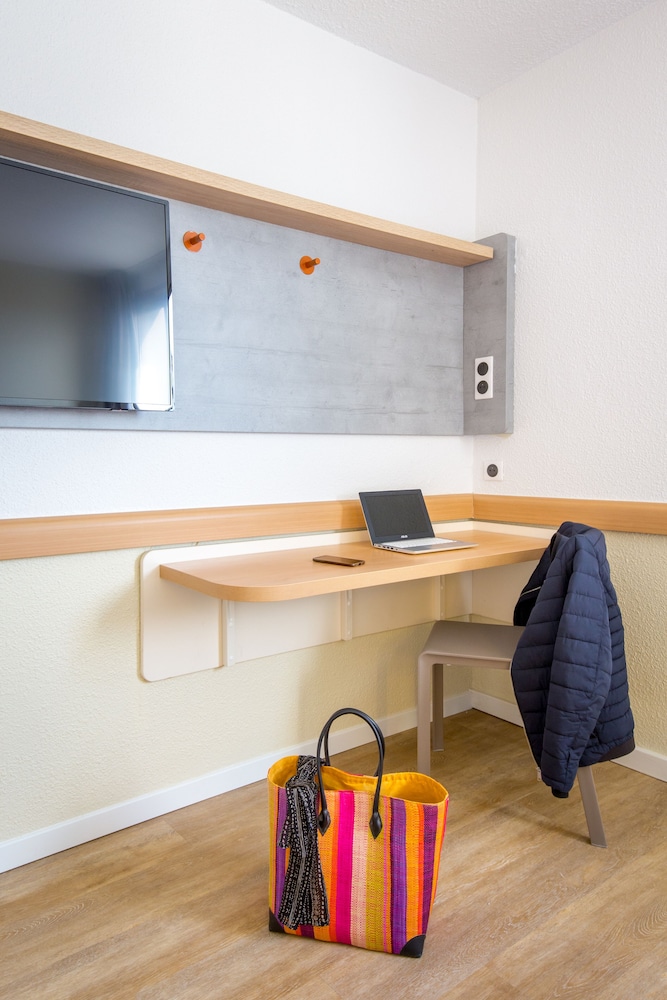 Habitación Familiar del hotel Ibis Budget Fréjus Saint-raphaël Centre Et Plage. Foto 3