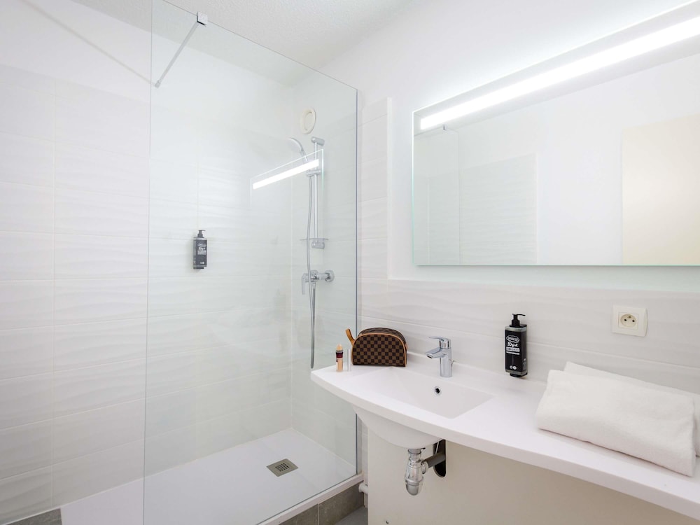 Habitación Familiar del hotel Ibis Budget Fréjus Saint-raphaël Centre Et Plage. Foto 7