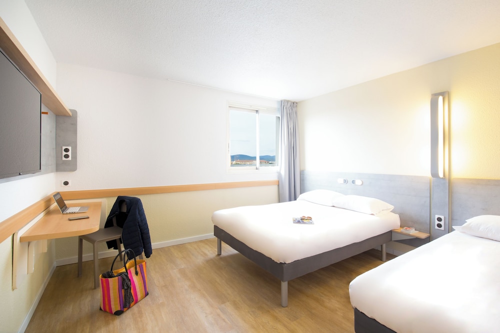 TWIN - Habitación con dos camas individuales del hotel Ibis Budget Fréjus Saint-raphaël Centre Et Plage. Foto 2