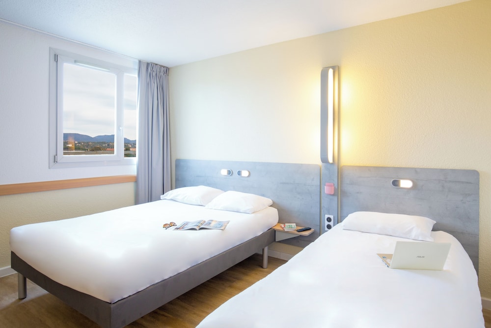 TWIN - Habitación con dos camas individuales del hotel Ibis Budget Fréjus Saint-raphaël Centre Et Plage. Foto 3