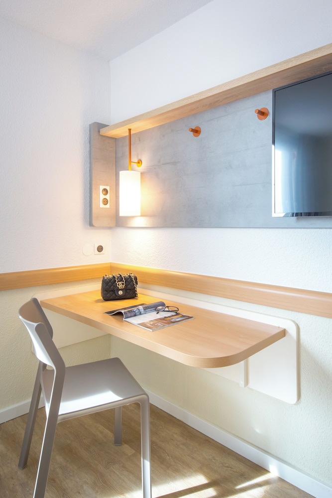 TWIN - Habitación con dos camas individuales del hotel Ibis Budget Fréjus Saint-raphaël Centre Et Plage. Foto 5