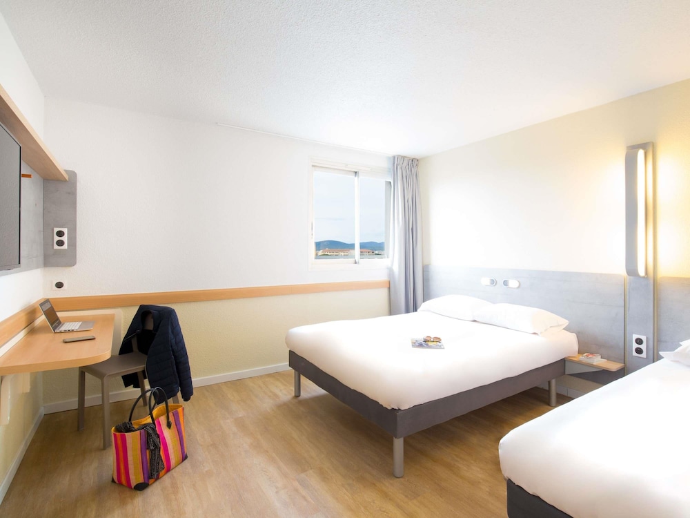 TWIN - Habitación con dos camas individuales del hotel Ibis Budget Fréjus Saint-raphaël Centre Et Plage. Foto 7