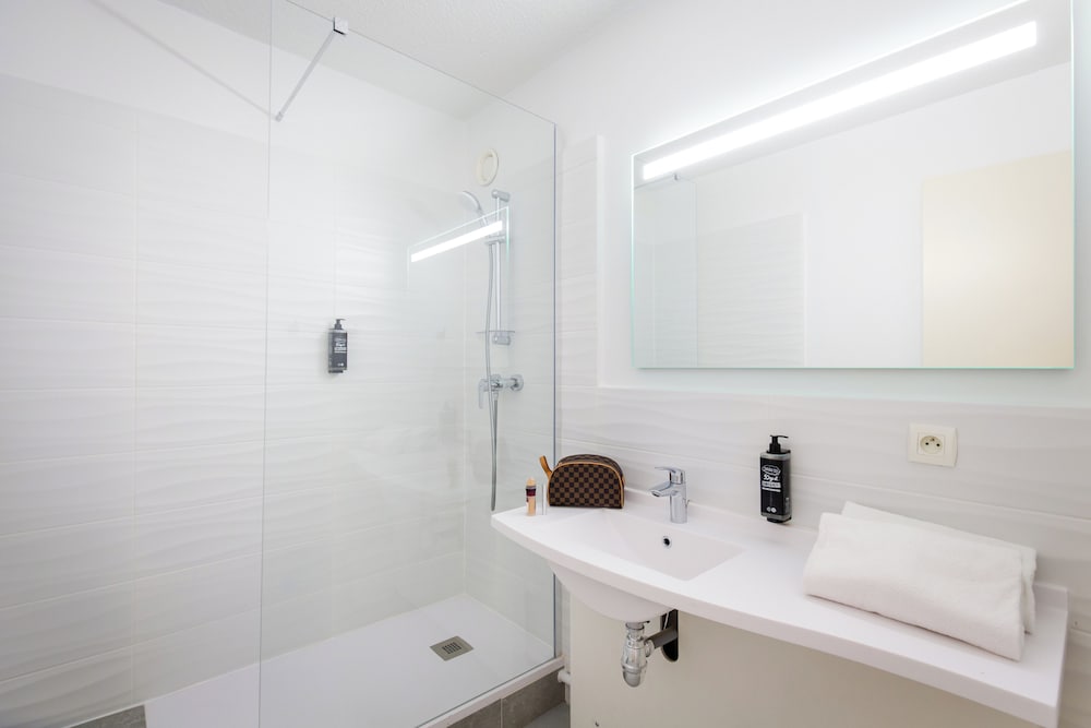 TWIN - Habitación con dos camas individuales del hotel Ibis Budget Fréjus Saint-raphaël Centre Et Plage. Foto 9