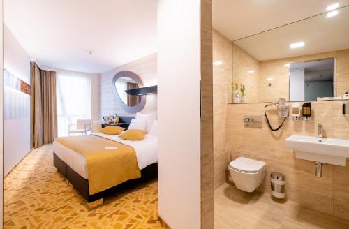 Habitación Doble Clásica con cama supletoria - 1 o 2 camas del hotel Grandium Prague. Foto 3