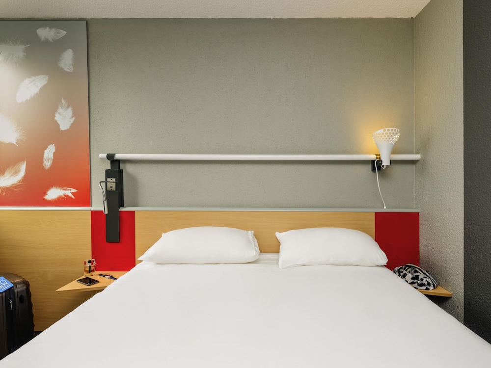 Habitación triple estándar, varias camas del hotel Ibis Longwy Mexy