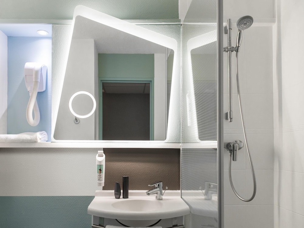 Habitación triple estándar, varias camas del hotel Ibis Longwy Mexy. Foto 2