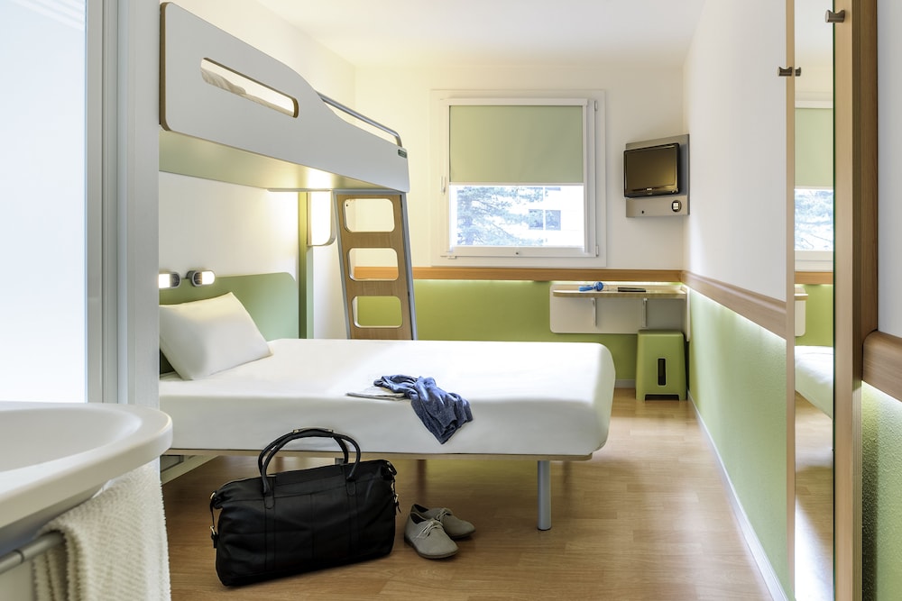 Habitación Triple con cama doble y litera del hotel Ibis Budget Montélimar. Foto 1