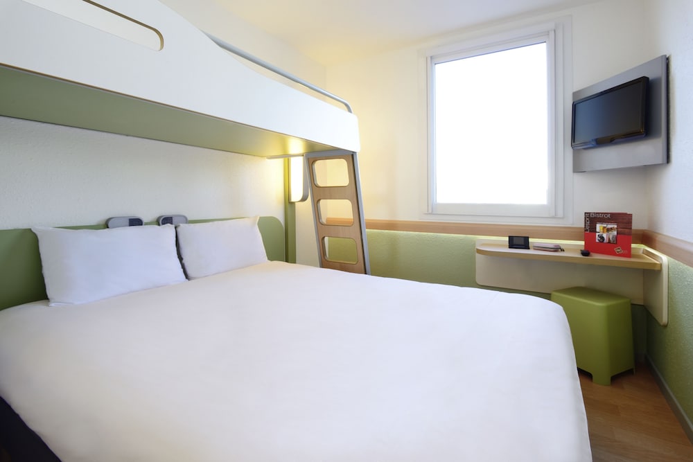Habitación Triple con cama doble y litera del hotel Ibis Budget Montélimar. Foto 3