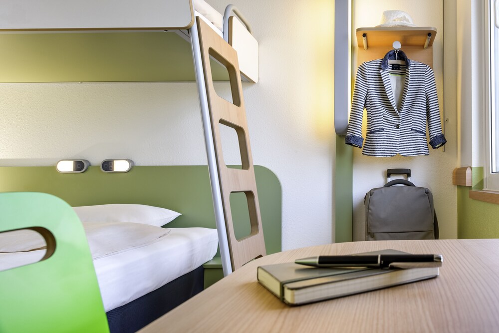 Habitación Triple con cama doble y litera del hotel Ibis Budget Montélimar. Foto 4