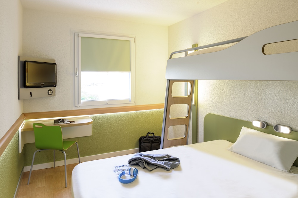 Habitación Triple con cama doble y litera del hotel Ibis Budget Montélimar. Foto 5