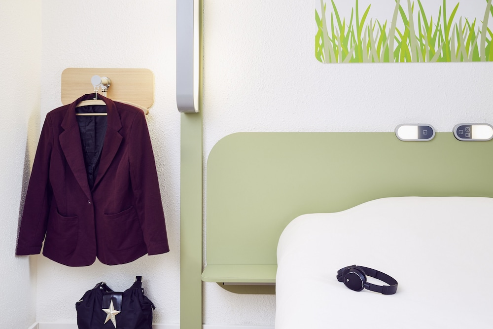 Habitación Triple con cama doble y litera del hotel Ibis Budget Montélimar. Foto 6
