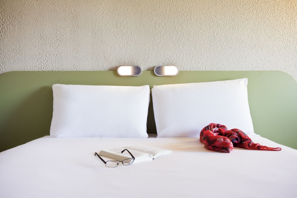 Habitación Triple con cama doble y litera del hotel Ibis Budget Montélimar. Foto 7