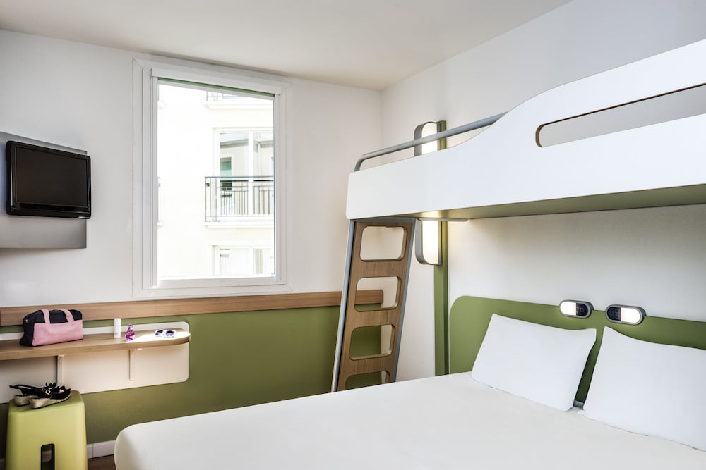 Habitación Triple con cama doble y litera del hotel Ibis Budget Montélimar. Foto 8