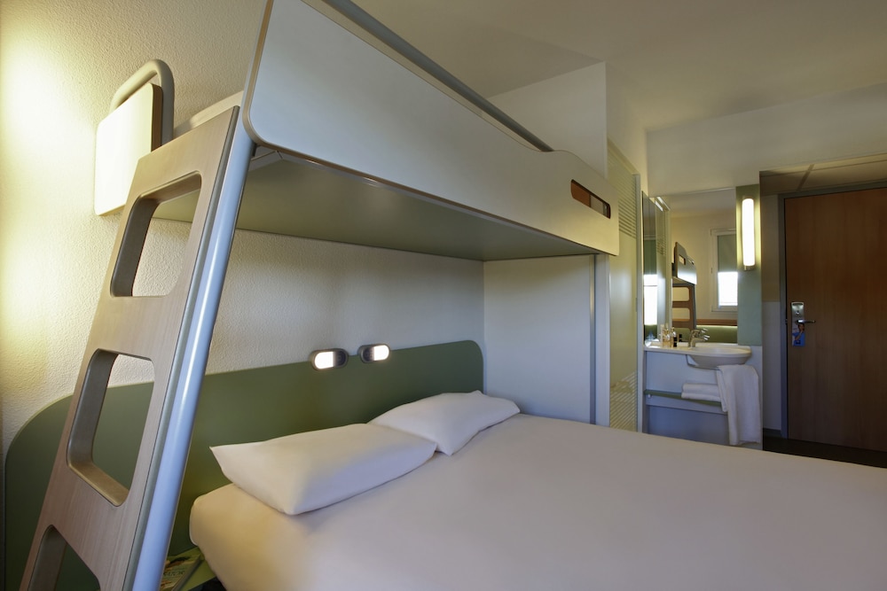 Habitación Triple con cama doble y litera del hotel Ibis Budget Montélimar. Foto 9