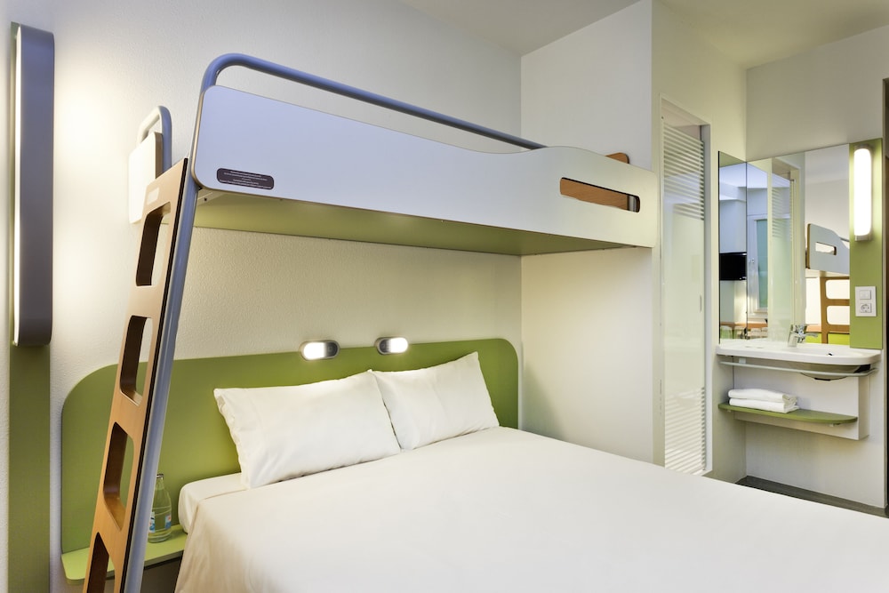 Habitación Triple con cama doble y litera del hotel Ibis Budget Montélimar. Foto 10