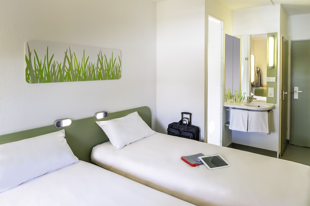 TWIN - Habitación con dos camas individuales del hotel Ibis Budget Montélimar. Foto 4
