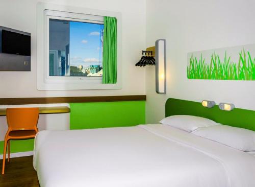 DOBLE - Habitación con una cama grande del hotel Ibis Budget Brignoles Provence. Foto 4