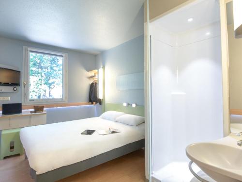 DOBLE - Habitación con una cama grande del hotel Ibis Budget Brignoles Provence. Foto 6