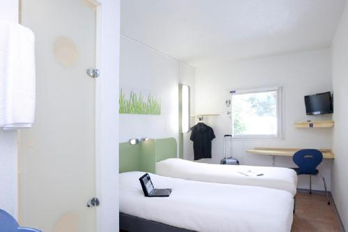 GEMELA - Habitación con camas individuales del hotel Ibis Budget Brignoles Provence
