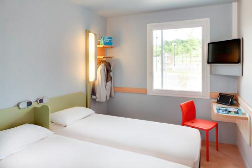 GEMELA - Habitación con camas individuales del hotel Ibis Budget Brignoles Provence. Foto 4
