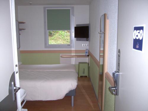 GEMELA - Habitación con camas individuales del hotel Ibis Budget Brignoles Provence. Foto 6