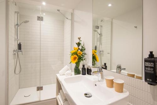 Habitación estándar con dos camas individuales del hotel Ibis Styles Pertuis Luberon. Foto 5