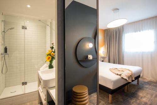 Habitación estándar con dos camas individuales del hotel Ibis Styles Pertuis Luberon. Foto 7