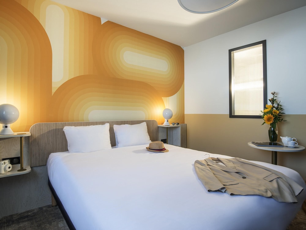 Habitación Estándar con cama doble del hotel Ibis Styles Pertuis Luberon. Foto 3