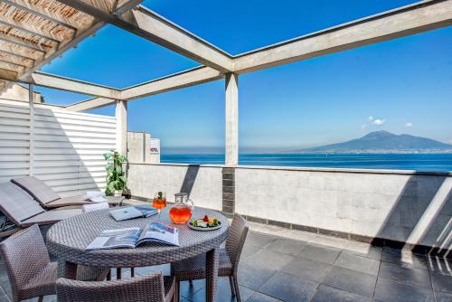 Suite con terraza del hotel Towers Stabiae Sorrento Coast. Foto 1