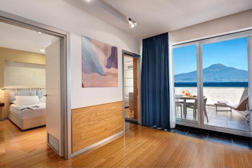 Suite con terraza del hotel Towers Stabiae Sorrento Coast. Foto 2