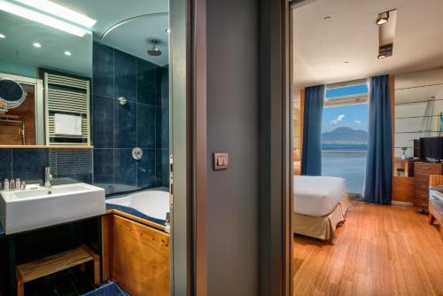 Habitación Doble Estándar con vistas al mar - 1 o 2 camas del hotel Towers Stabiae Sorrento Coast. Foto 2