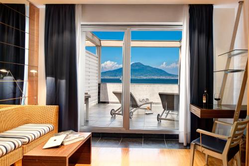 Habitación Doble Deluxe con terraza - 1 o 2 camas del hotel Towers Stabiae Sorrento Coast. Foto 3