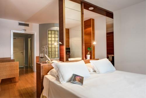 Habitación Doble Superior con vistas parciales al mar del hotel Towers Stabiae Sorrento Coast. Foto 2