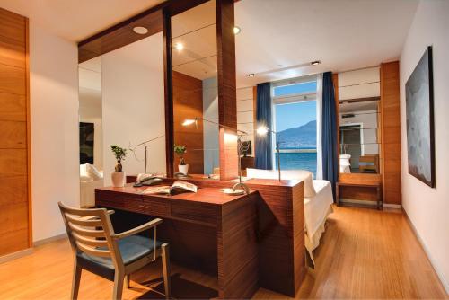 Habitación Doble Superior con vistas parciales al mar del hotel Towers Stabiae Sorrento Coast. Foto 3
